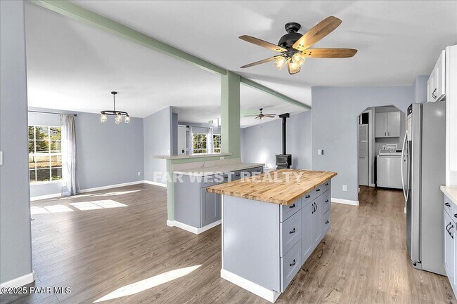 Building Photo - 2490 W Glenshandra Dr