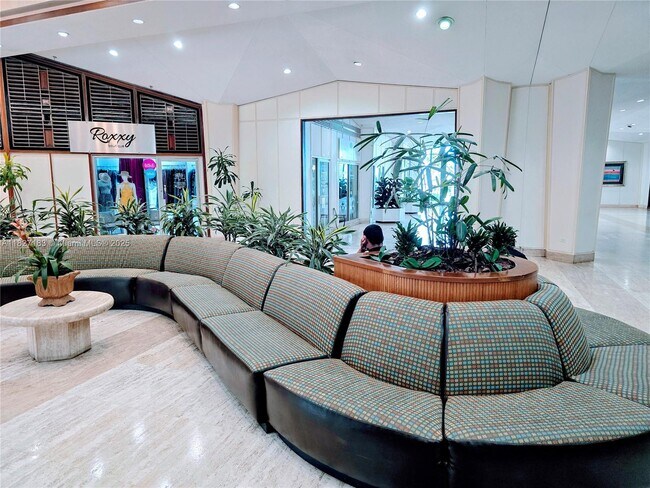 Building Photo - 999 Brickell Bay Dr