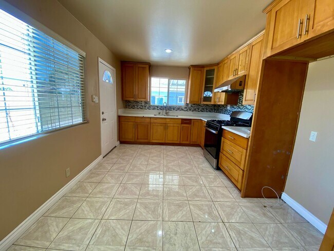 Building Photo - 536 Willow Ave