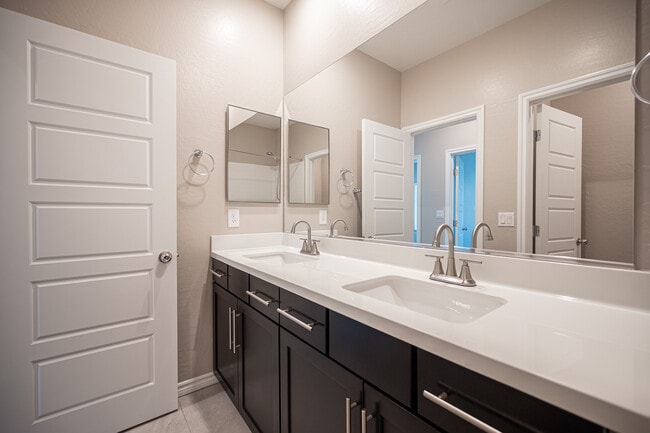 Building Photo - 600 N Carriage Hill Dr