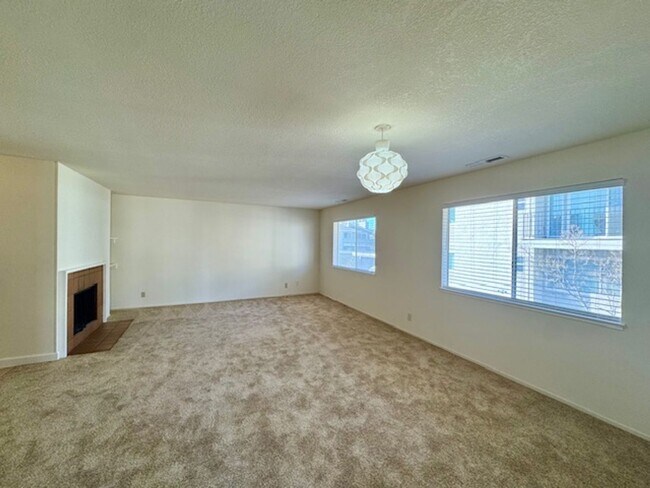 Building Photo - Upper level 2 bedroom 2 bath condo, laundry in unit!