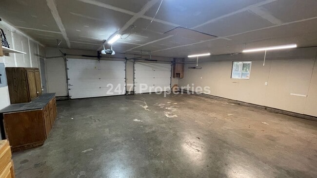 Building Photo - 3 BD | 2 BA Single-Level Home on Sprawling...