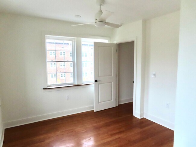 Building Photo - 2724 E Magnolia Ave