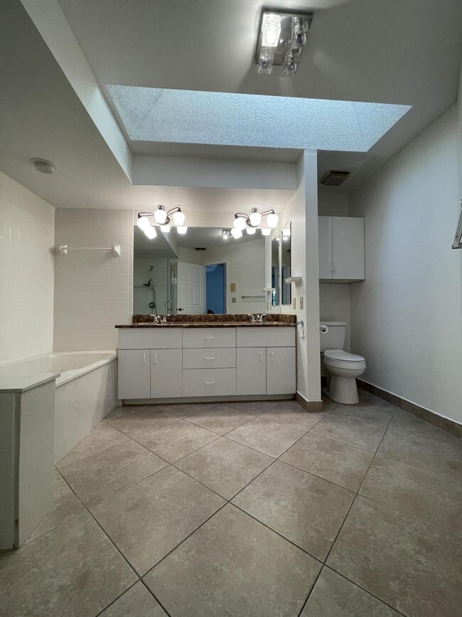 Building Photo - 2575 La Cristal Cir