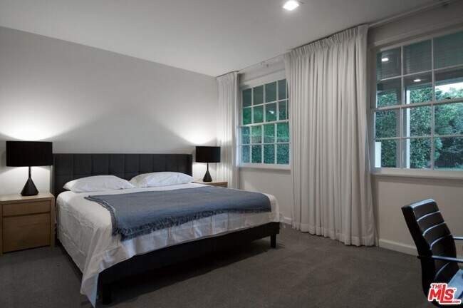 Building Photo - 1121 N Beverly Dr