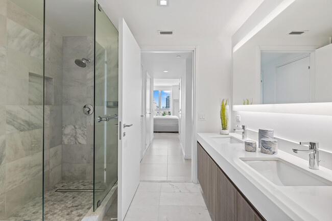 Building Photo - 401 N Birch Rd