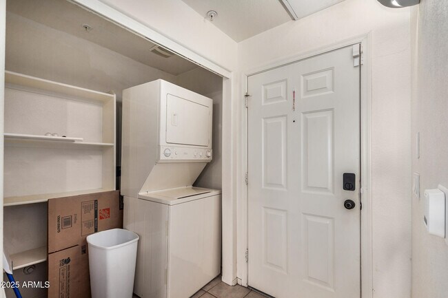 Building Photo - 920 E Devonshire Ave