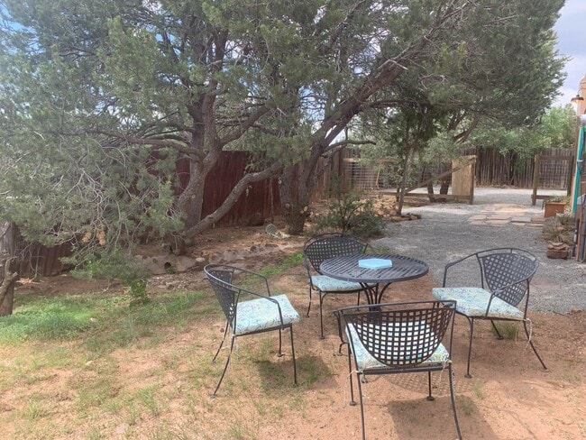 Building Photo - Semi-Detached Casita with private yard