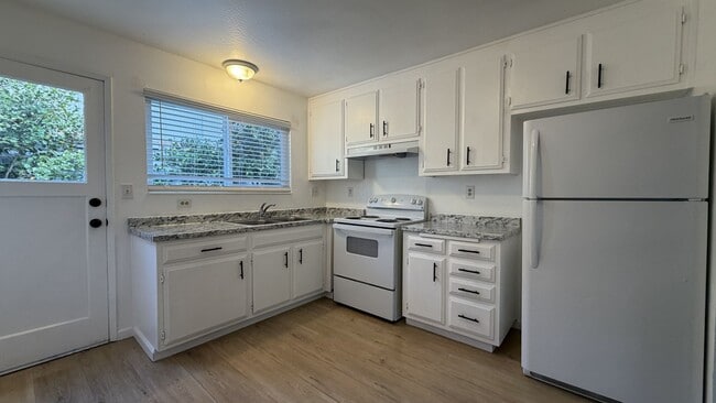 Building Photo - Cozy 2 Bedroom 1 1/2 Bath Townhouse Style ...