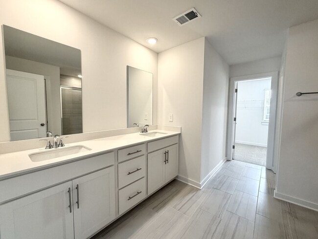 Building Photo - 2372 Meadowwood Dr
