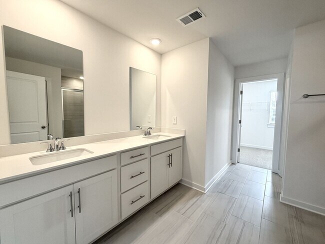 Building Photo - 2372 Woodmeadow Dr