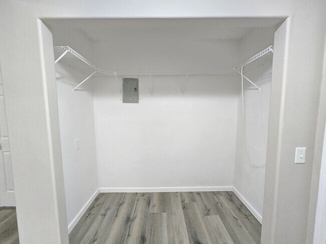 Building Photo - Spacious 4- Bedroom Remodeled Home in Palm...