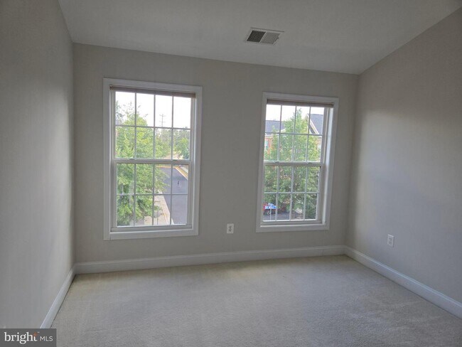 Building Photo - 25550 Oak Medley Terrace