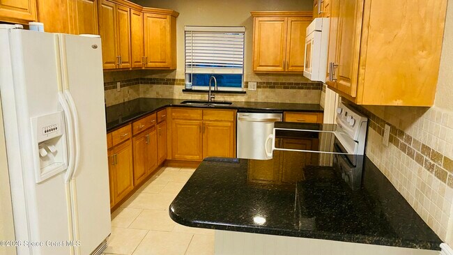 Building Photo - 2125 Emerald Ct