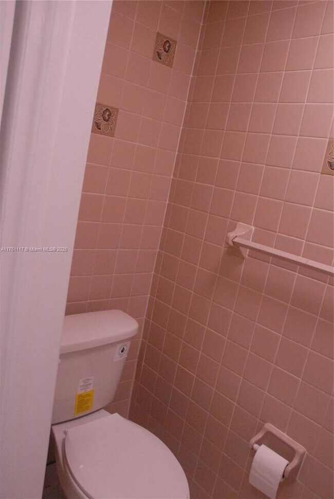 Building Photo - 10907 N Kendall Dr