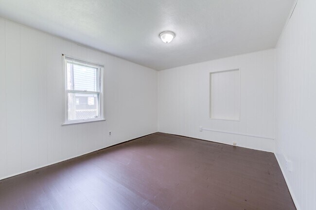 Building Photo - 7150 Manette Dr