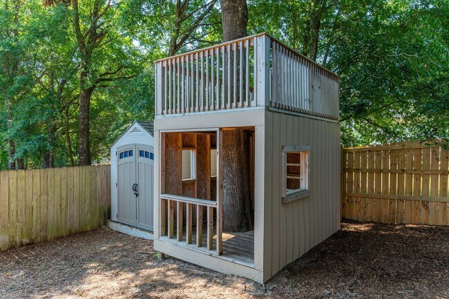 Building Photo - 4 Bedroom in Ideal Neighborhood!!