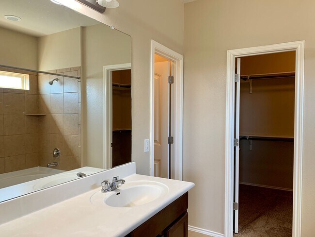 Building Photo - Spacious 5 Bedroom Home in Reserve at Westcreek