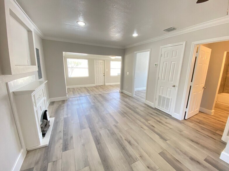 Building Photo - 812 W Livingston St