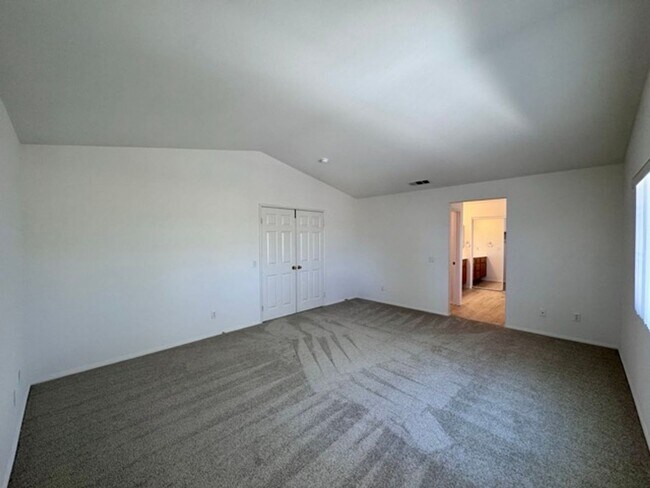 Building Photo - Beautiful 3 Bedroom two story South Temecu...