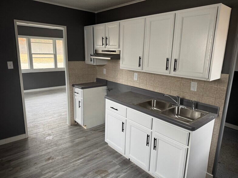 Building Photo - 681 S Farnham St