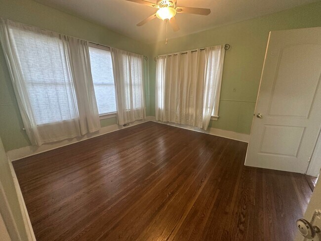Building Photo - Gorgeous 4 Bedroom Home in South Highland