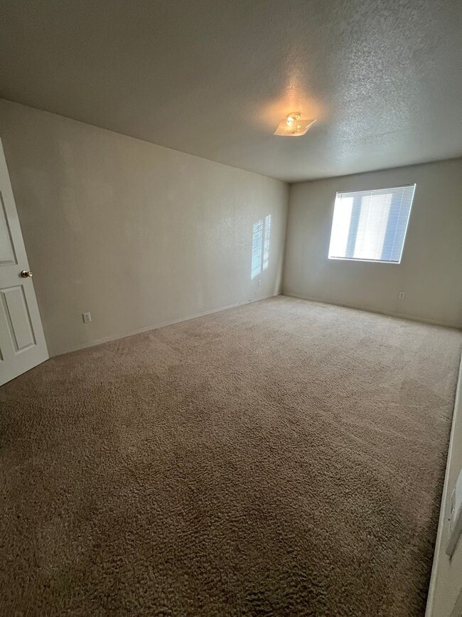 Building Photo - 2 Bedroom, 1 Bath Apartment - Located near...