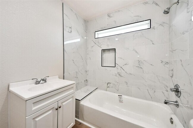 Building Photo - 2804 Bringhurst St