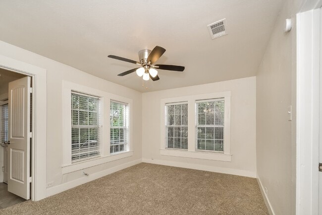 Building Photo - "Charming 2-Bedroom, 2-Bath Duplex in Prime Sherman Location – Your Perfect Home Awaits at 814 W....