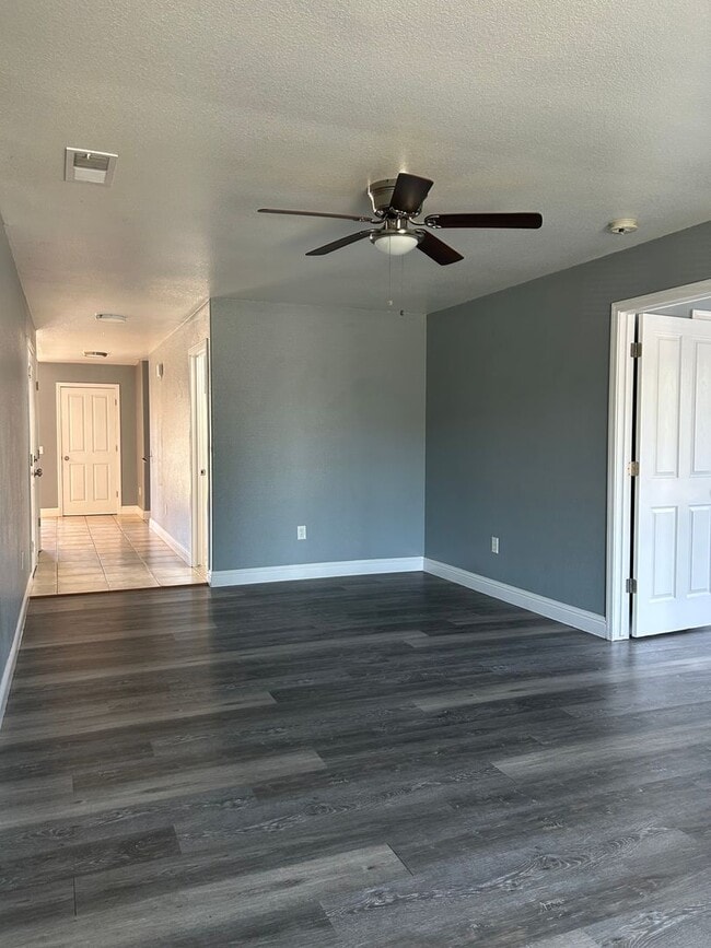 Building Photo - 3 Bedroom 2 bath home available