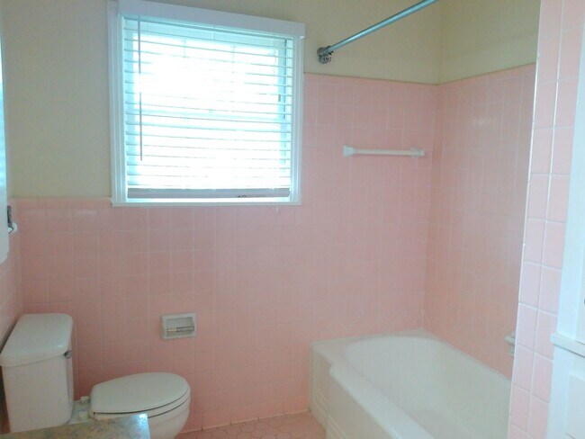 Building Photo - 530 Hopper Dr