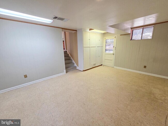 Building Photo - 305 Hillsboro Dr