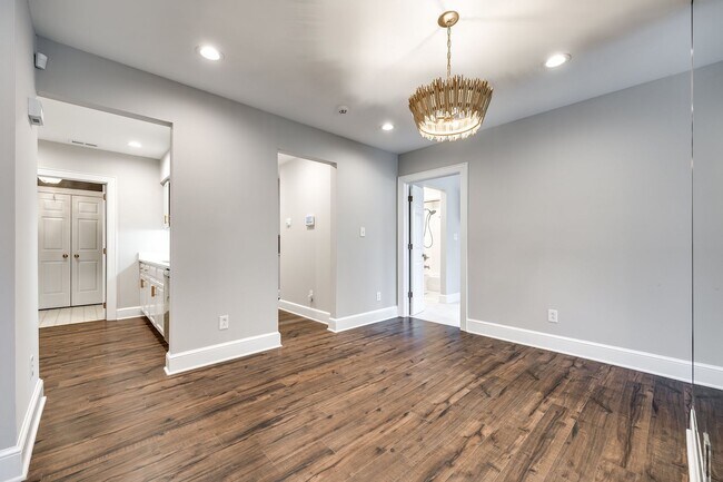 Building Photo - Hard to find Myers Park 2 bed 2 bath 1st floor Gem!