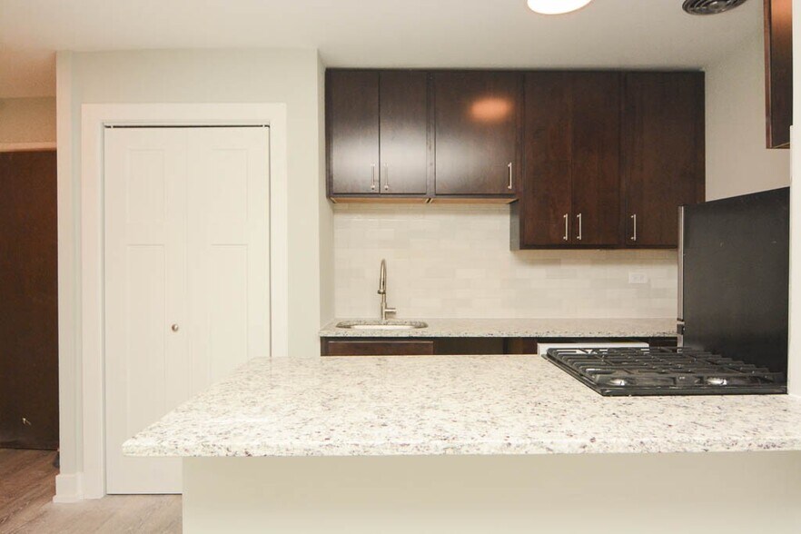 Building Photo - 450 W Barry Ave