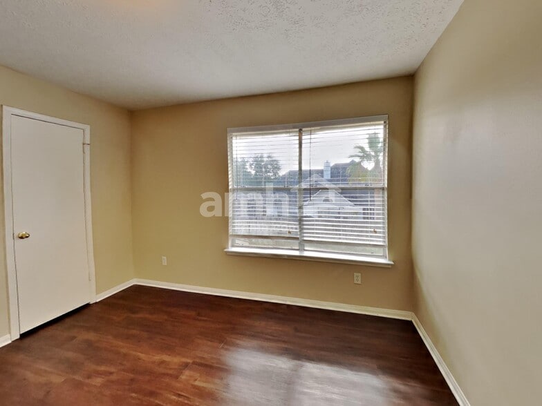 Building Photo - 2908 Cambridge Circus