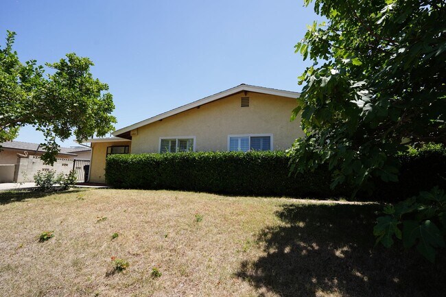 Building Photo - 220 Lilac Ct