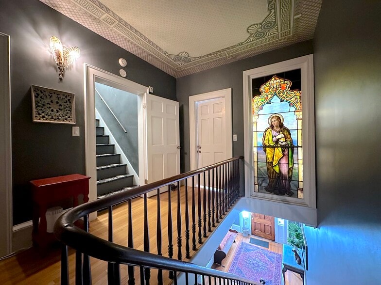 Building Photo - 112 1st St