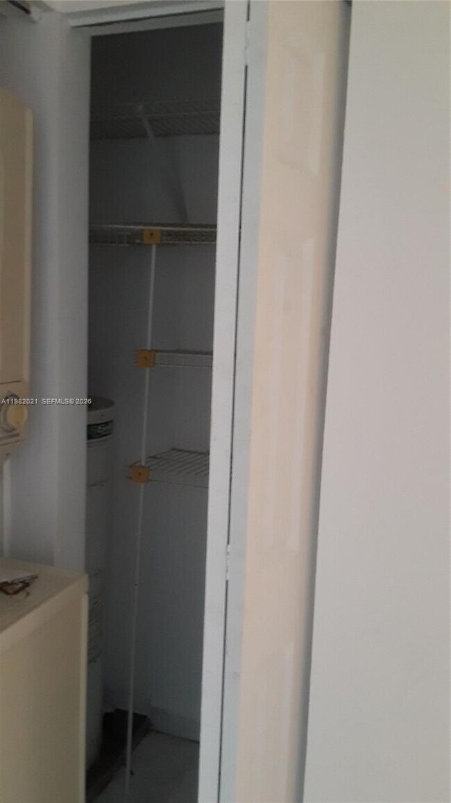 Building Photo - 206 Lake Pointe Dr