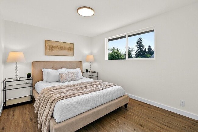 Building Photo - Newly Remodeled 1-Bedroom Duplex Unit with...