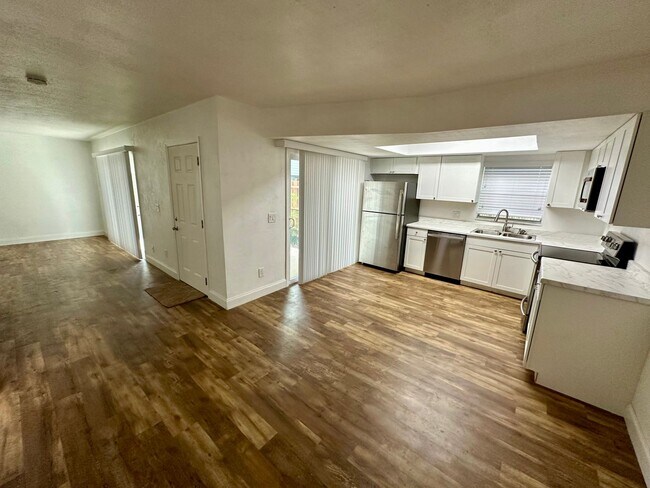 Building Photo - Fully Remodeled - 2/2 Townhome in Central ...