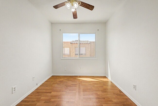 Building Photo - ***INCREDIBLE TOWNHOME with ALL appliances & water, sewer, trash INCLUDED!