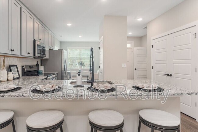 Building Photo - 1731 Perimeter Lp