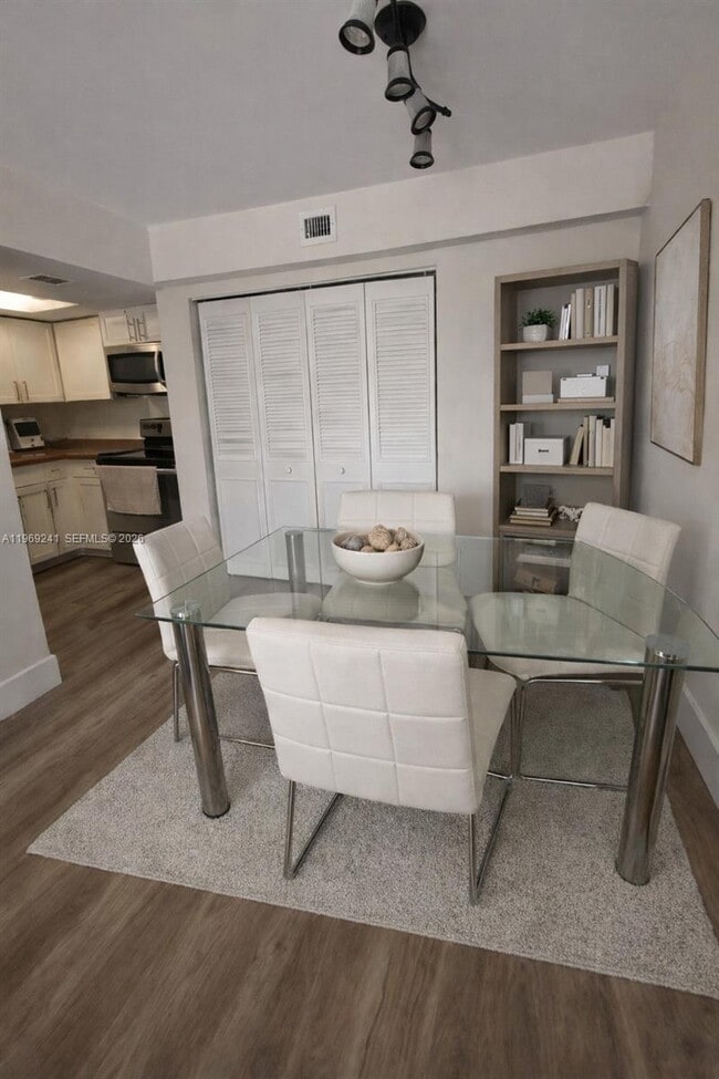 Building Photo - 1720 NW N River Dr