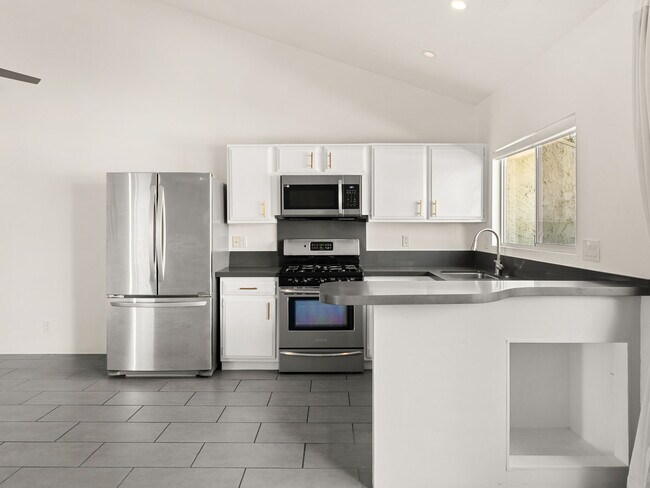 Building Photo - 1472 S Camino Real