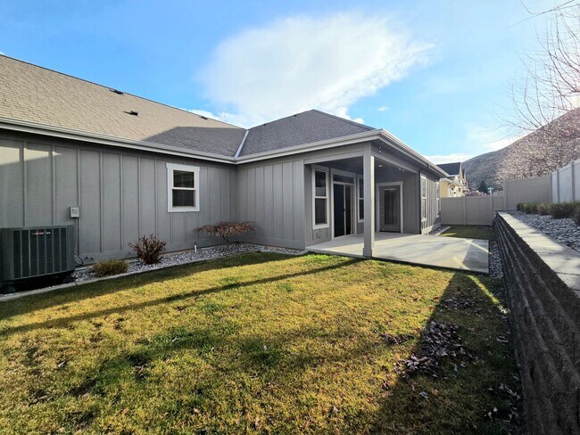 Building Photo - 1704/1706 Danny Boy Ln. Duplex