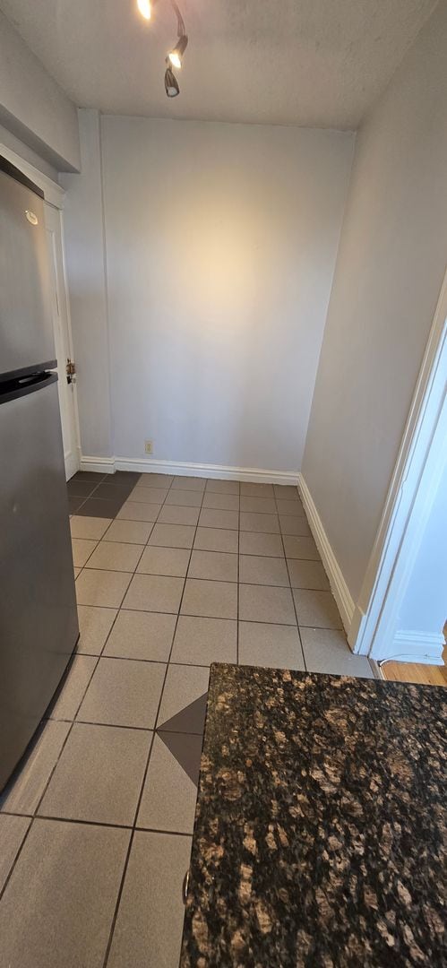Building Photo - Charming Top Floor Penthouse Condo with Vi...