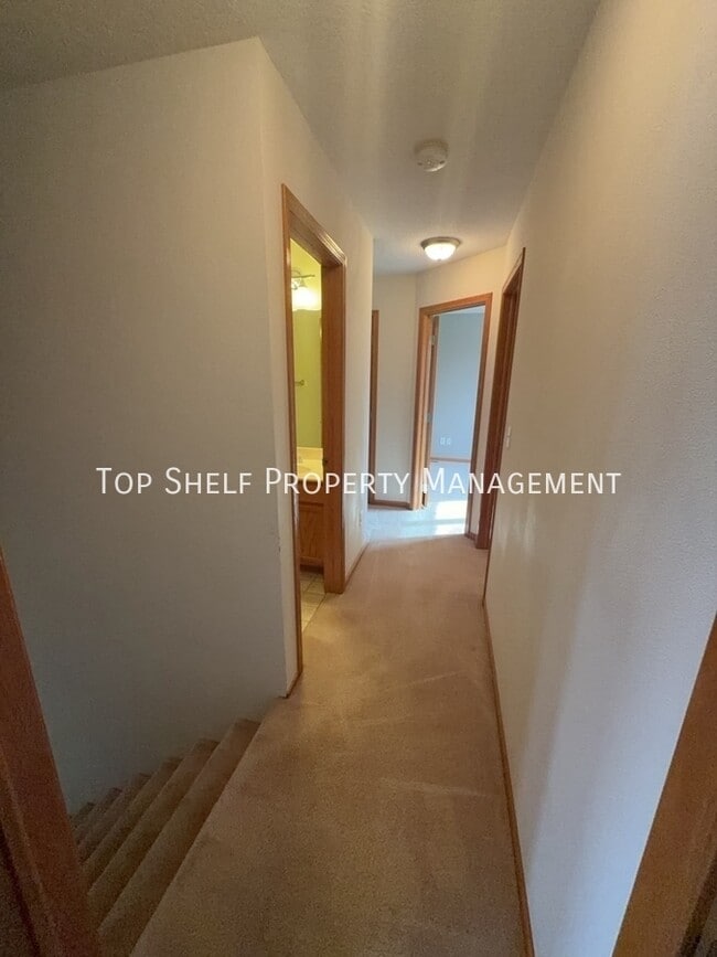 Building Photo - 4404 SW Elm Ct