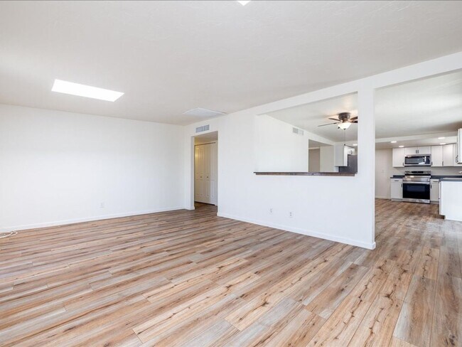 Building Photo - 4 Bedroom 2 Bathroom