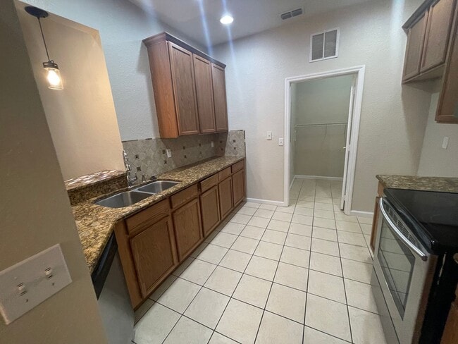 Building Photo - Affordable Elegance! 3 Bed 2 Bath Condo in...