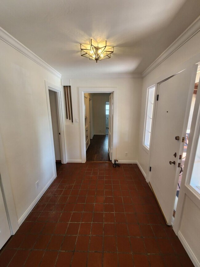 Building Photo - 4950 Rosehedge Dr